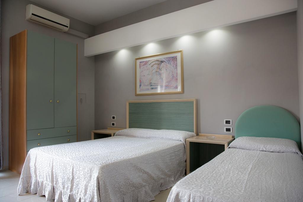 Maximo Hotel Tivoli Room photo